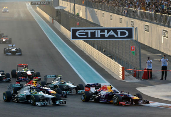 Vettel estrenó su título mundial con un aplastante triunfo.