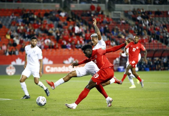 ¡Qué foto de Andy Najar conteniendo la furia de Alphonso Davies! Las mejores imágenes del Canadá-Honduras en Toronto