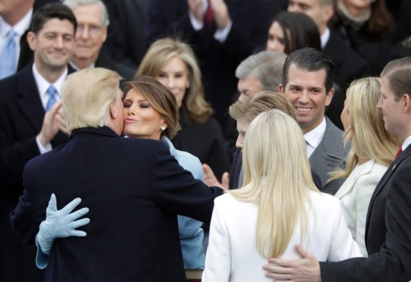 Melania Trump y su espectacular look en juramentación de su esposo Donald