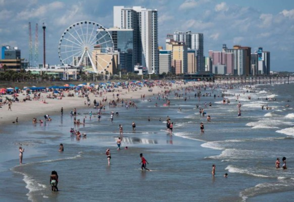 Locura en Estados Unidos: aborrotaron las playas sin importar el coronavirus y así fue captado el presidente Trump