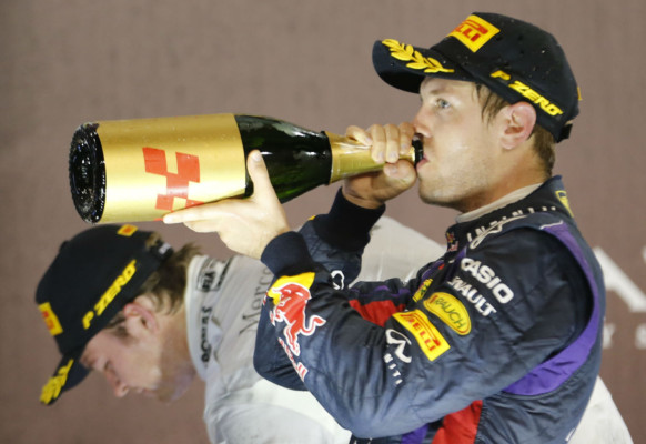Vettel estrenó su título mundial con un aplastante triunfo.