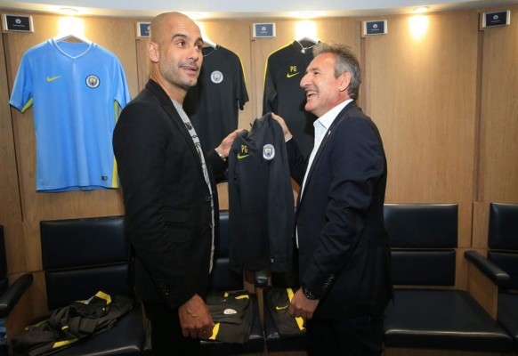 Fotos: El primer día de Guardiola en Manchester, llegó en taxi a la presentación
