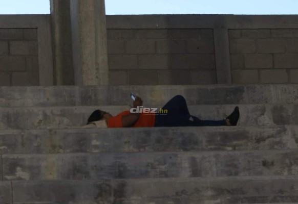 El descontrol de los futbolistas en el Olímpico, delicado momento de Menjívar y el chistoso 'banco' que utilizó Diego Vázquez