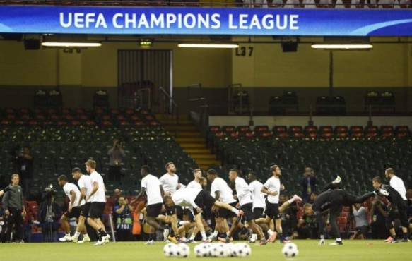 Cardiff (United Kingdom), 02/06/2017.- Juventus players attend their team's training session at the National Stadium of Wales in Cardiff, Britain, 02 June 2017. Juventus FC will face Real Madrid in the UEFA Champions League final in Cardiff on 03 June 2017. (Liga de Campeones) EFE/EPA/GERRY PENNY