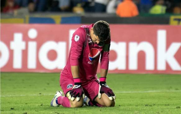 Abatido. Jonathan Rougier se sintió apenado al final el partido donde Tigres le endosó una manita.