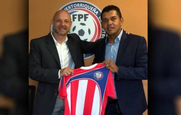 Amado Guevara cuando dirigió a Puerto Rico, junto al preparador físico Juan Bertani.