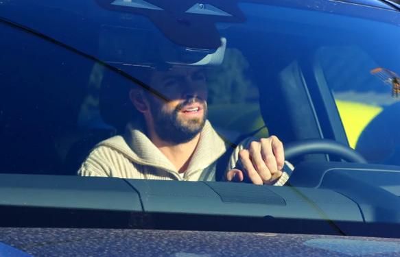 Piqué llega a la casa de Shakira: el motivo especial del reencuentro y quién es la mujer que apareció bajo una manta, ¿Clara Chía?