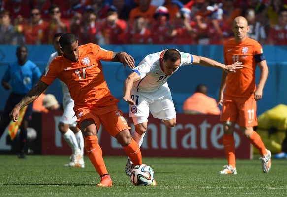 Holanda venció 2-0 a Chile con goles de Leroy Fer y Memphis Depay.