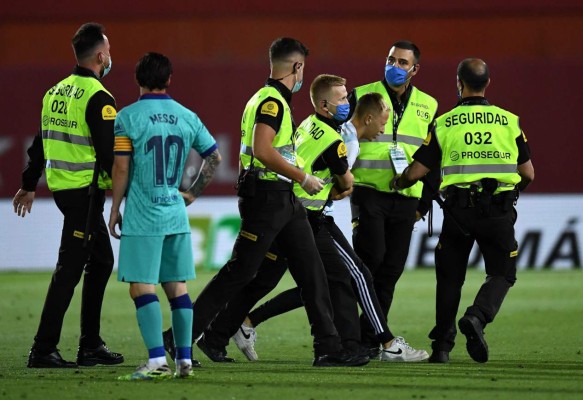 Fotos: Messi estrena peinado en la vuelta de LaLiga... ¡y aficionado se cuela en pleno partido sin mascarilla!