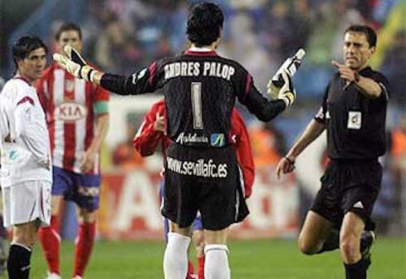 Las 10 cosas más extrañas lanzadas a un campo de fútbol