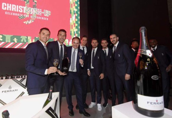 ¿Quién posa junto a Cristiano Ronado? La fiesta de Navidad de la Juventus en Italia