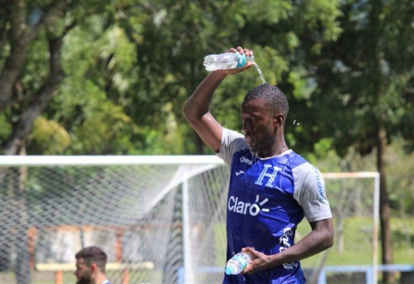 Un baño de refrescante de Darixon Vuelto, piscina y todo lo demás: las fotos más curiosas de la preparación Sub-23 de Honduras