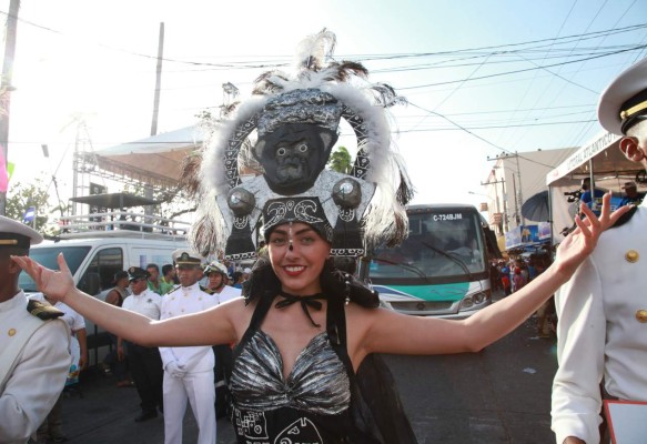 ¡BELLEZA! La campanita se roba el show en el carnaval de La Ceiba