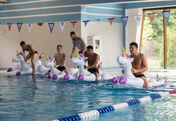 Carreras en unicornios inflables: el divertido ejercicio de Inglaterra antes de Panamá