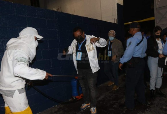 No lo viste en TV: La 'barbie' que apoyó a Real España, el duro lamento de Klusener y así captaron al Bolillo Gómez