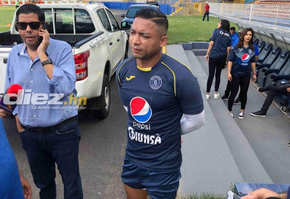Bella presentadora olimpista sorprende a jugadores del Motagua llevándoles comida al entrenamiento