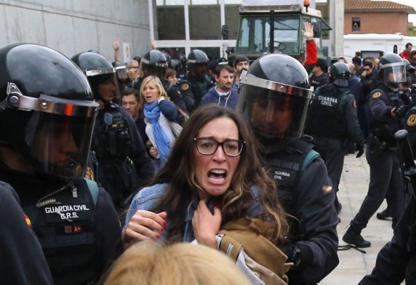 ¡Decenas de heridos! Las imágenes del choque de policía con catalanes a favor de independencia