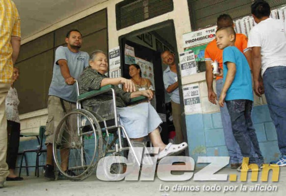 Curiosas: Urnas llevadas a caballo, alcalde se pone a bailar y niños la sensación