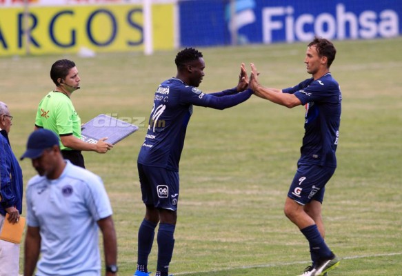 El beso de Moreira, hermosa novia de jugador del Platense y 'Firulais' fue protagonista