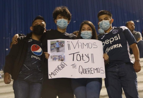 No se vio por TV: Con camiseta de Olimpia apoyando a Motagua, el beso y el 'invitado' en el palco