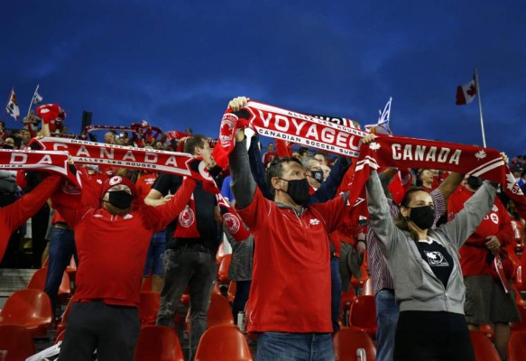 ¡Qué foto de Andy Najar conteniendo la furia de Alphonso Davies! Las mejores imágenes del Canadá-Honduras en Toronto