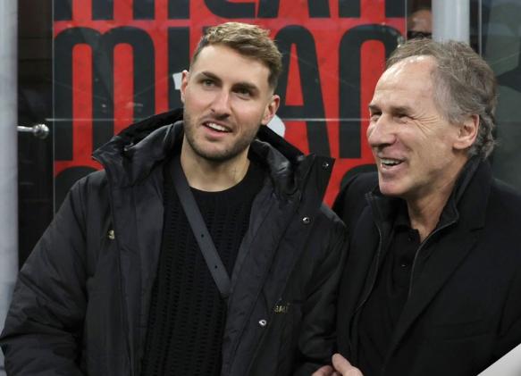 Santi Giménez con Ibrahimovic en el Milan-Inter de la Serie A: el recibimiento para el mexicano