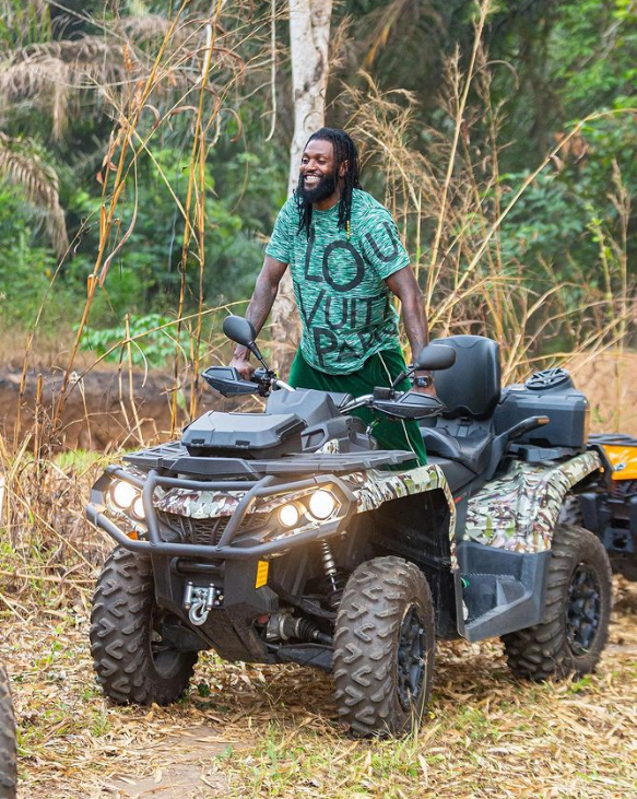 Estuvo en Real Madrid, planeó su muerte y la pandemia lo retiró: la nueva y sorprendente vida de Emmanuel Adebayor