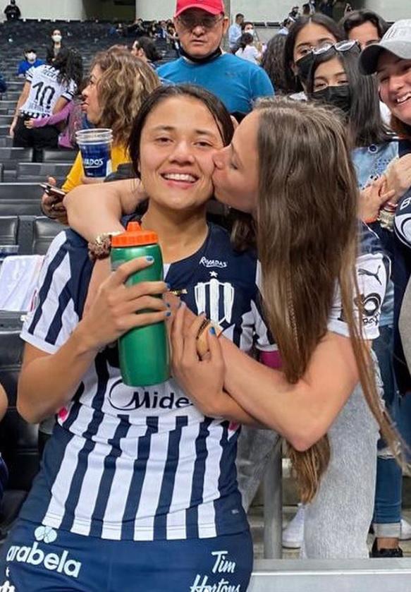 El beso de dos jugadoras tras el título de Monterrey en la Liga MX Femenil; una es futbolista del América