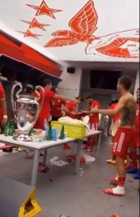 El día después de la Champions: Caos en las calles de París y frío recibimiento a los jugadores del PSG