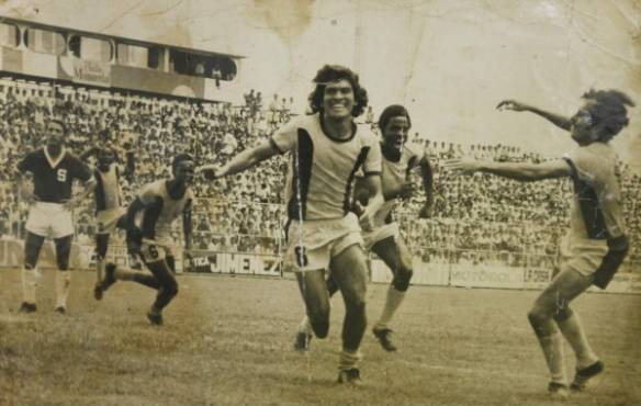 Gato Pavon, ex medio campista de Real Espana y seleccion Nacional, fotografias del album familiar de Marco Antonio Pavon Molina, Diez visito al gato en su lugar de trabajo y nos abrio su album familiar para realizar la reproduccion de sus fotografias para la seccion que fue de. (Fotografo: Jose Valle)