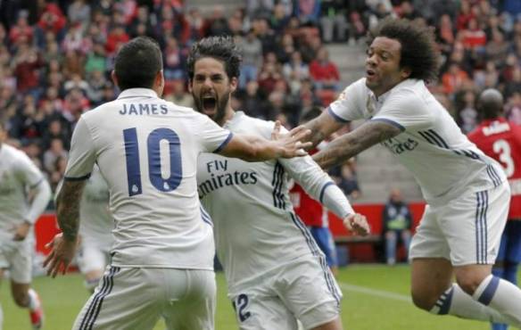 GRA079. GIJÓN, 15/04/2017.- El centrocampista del Real Madrid Francisco Román Alarcón 'Isco',c., es felicitado por Marcelon,d., y James Rodríguez tras conseguiir marcar el tercer gol para su equipo en el minuto noventa del partido de la trigésima segunda jornada de la Liga de Primera División, que el Sporting y el Real Madrid disputaron hoy en el estadio de El Molinón. EFE/Alberto Morante