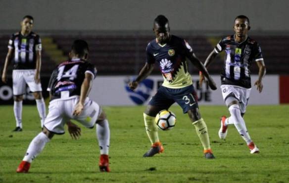Darwin Quintero (C) of Mexico's team America, controls the ball during the second leg match of the Concacaf Champions League quarterfinals against Panama's Tauro at the Rommel Fernandez stadium in Panama City on March 14, 2018. / AFP PHOTO / STR