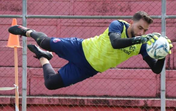 Rafael García en uno de sus entrenamientos realizando sus atajadas.