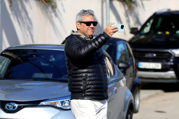 Piqué llega a la casa de Shakira: el motivo especial del reencuentro y quién es la mujer que apareció bajo una manta, ¿Clara Chía?