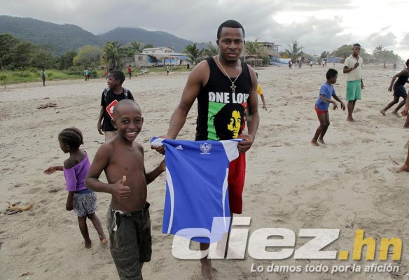 Marvin Chávez disfruta de sus vacaciones en su natal Sambo Creek