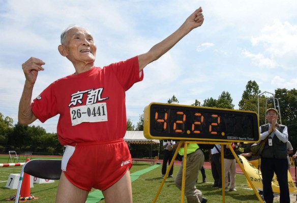 Anciano de 105 años rompe récord en 100 metros