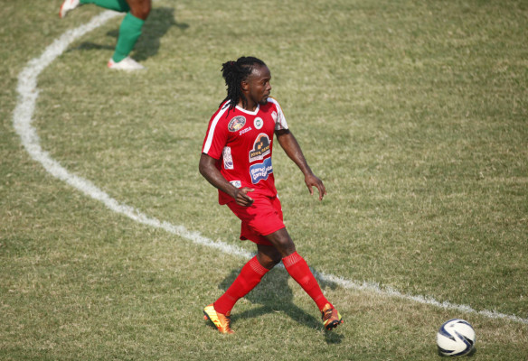 Deportes Savio se refuerza con Víctor Mena