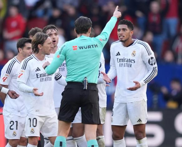 Sigue la polémica: el árbitro que expulsó a Bellingham tiene un mural de Messi con el Barcelona en el jardín de su mansión