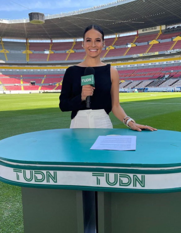 Narrador de TUDN revela cómo conquistó a la preciosa Gina Holguín: ‘‘Ella es mayor seis años, pero desde que la vi fue mi crush’’