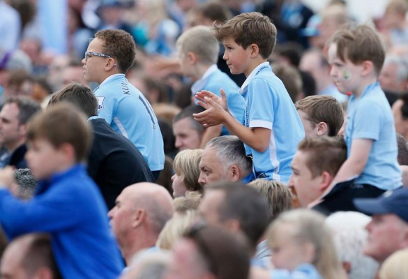 Fotos: El primer día de Guardiola en Manchester, llegó en taxi a la presentación