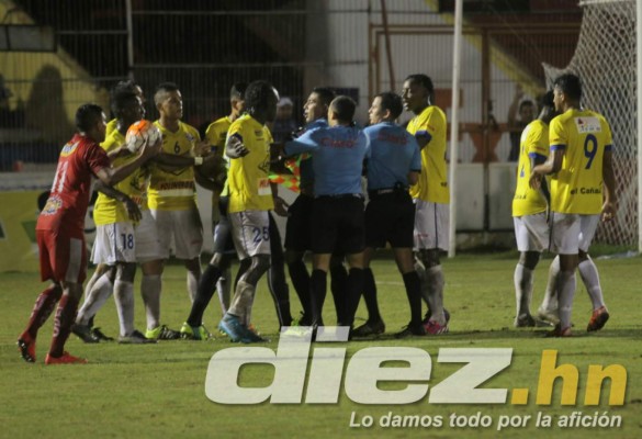 FOTOS: Jhon Bodden pierde el control y agrede al árbitro en Copa Presidente&nbsp;&nbsp;