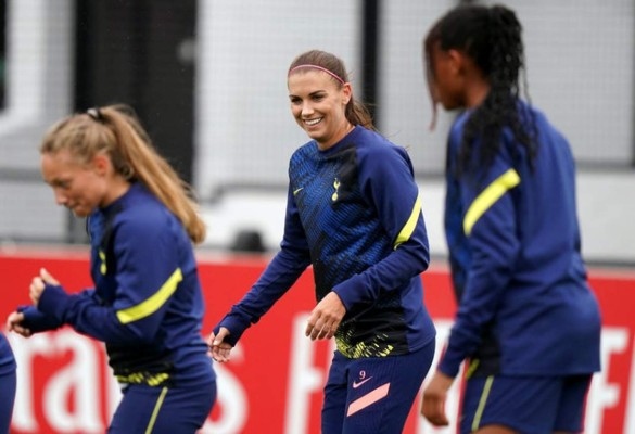 Así es la nueva vida de Alex Morgan en el Tottenham: Deslumbra en los entrenos y cuida a su hija