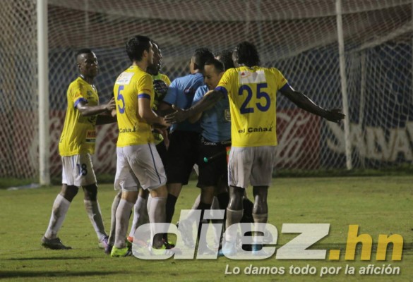 FOTOS: Jhon Bodden pierde el control y agrede al árbitro en Copa Presidente&nbsp;&nbsp;