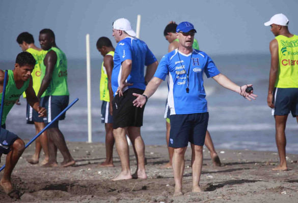 Selección de Honduras entrena en las playas.