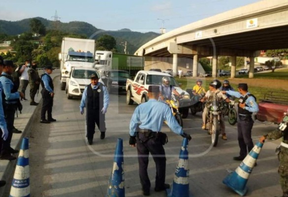 Desalojos y detenidos en fuertes operativos por las ciudades de Honduras durante toque de queda por coronavirus