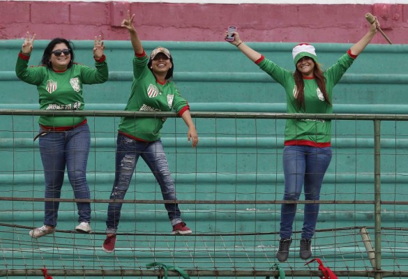 Chicas sexys, saltos y pedradas, así se vive el clásico sampedrano en Copa Presidente