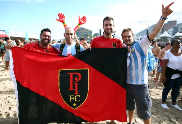 Alemanes y argentinos ya viven su fiesta previo a la final del Mundial.