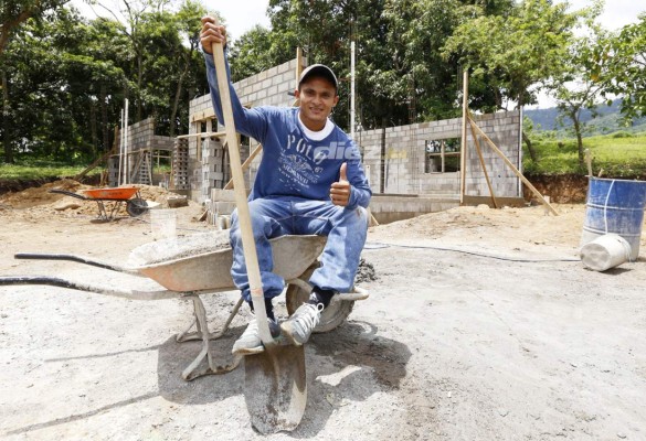 Así trabajaba 'Ñangui' Cardona en la albañilería día a día bajo un sol imperante