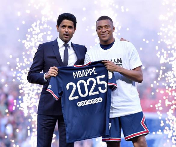 En 2022, Mbappé había renovado su contrato con el PSG hasta 2025 por la presión de sus padres.