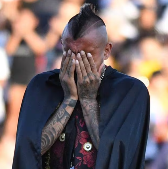 Arturo Vidal regresó a Colo Colo y así fue su épica presentación: llegó en helicóptero y luego montando un caballo como rey